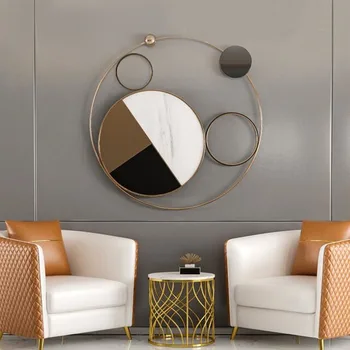 Moderný jednoduchý gauč pozadí dekorácie prívesok nástenné závesné kovové dekorácie